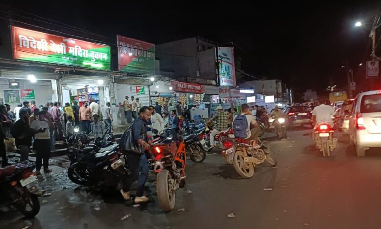 ‘शराब के जाम’ छलकाने सडक़ पर वाहनों का ‘जाम’ -शराब खरीदने वाले सडक़ पर कर देते हैं वाहन खड़ा, आम लोगों को हो रही परेशानी 1 sadak jaam