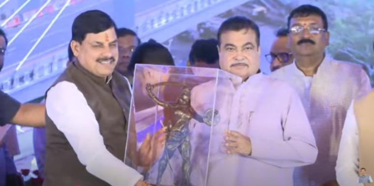 मंच पर गडकरी और मुख्यमंत्री यादव, रानी दुर्गावती की प्रतिमा भेंट कर किया सम्मान 3 z01 1