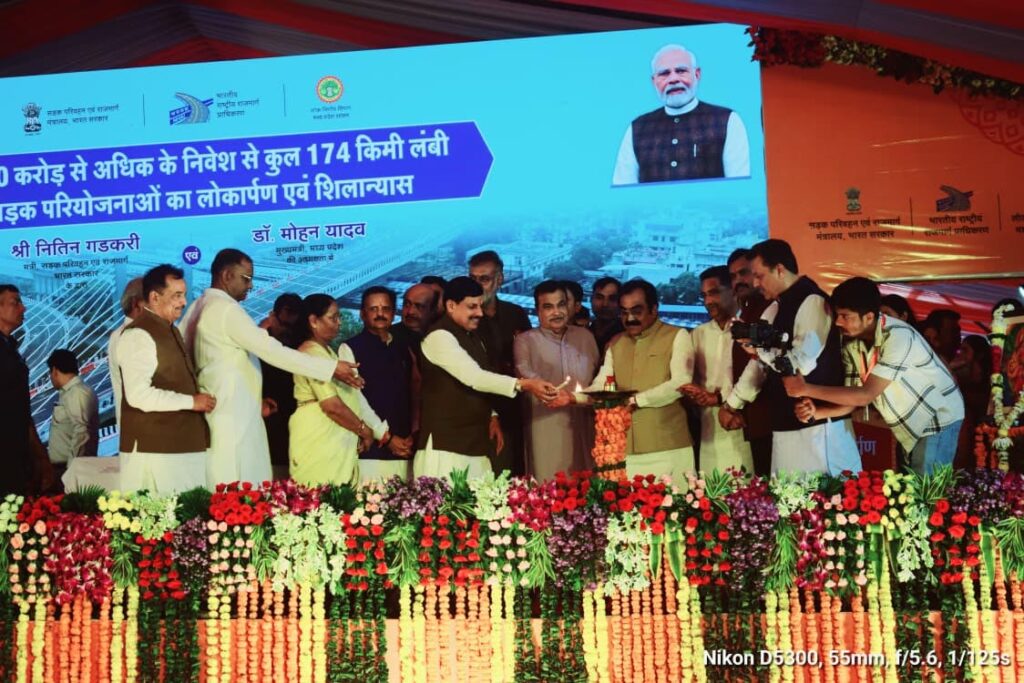 मंच पर गडकरी और मुख्यमंत्री यादव, रानी दुर्गावती की प्रतिमा भेंट कर किया सम्मान 2 z02 3