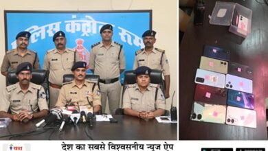 झपटमारी करने वाले तीन आरोपी गिरफ्तार ,11 मोबाइल एवं चोरी की एक्सिस स्कूटी जप्त 9 01 29