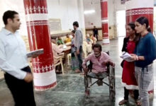 नवागत कलेक्टर कुर्सी छोड़ पंहुचे दिव्यांग के पास,गंभीरता से सुनी समस्या 11 01 31