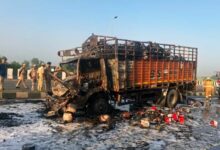 अलीगढ़ में नेशनल हाईवे पर कार और मिनी ट्रक में टक्कर,आग लगने से 5 की मौत 15 01 50