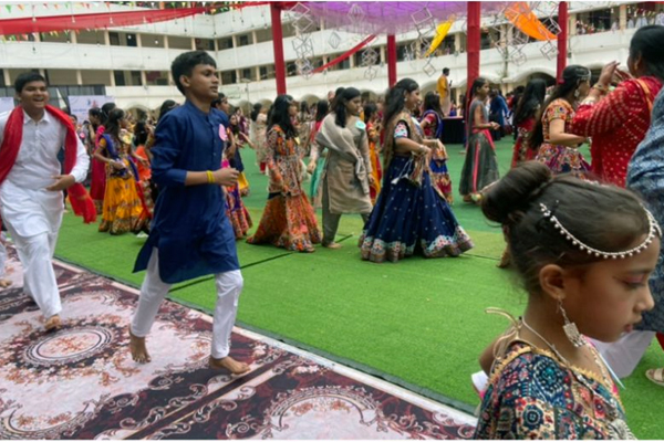 रंगों,परिधानों और उमंगों के संग गरबा-डांडिया की धूम 1 02 44