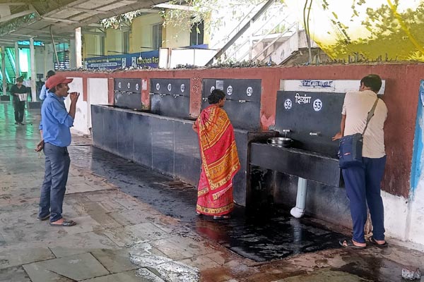 स्टेशन पर 18 घंटे से पानी का अकाल,यात्री बेहाल,स्टॉल वालों की चांदी 1 07 17