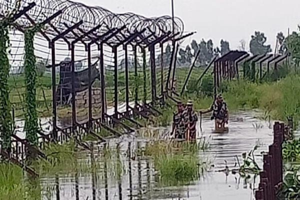 पाकिस्तान बॉर्डर पर लगाई 30 किलोमीटर फेंसिंग बही 1 07 4