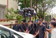 कुलपति की गाडी में काले गुब्बारे बांधकर NSUI ने किया प्रदर्शन 9 12 3