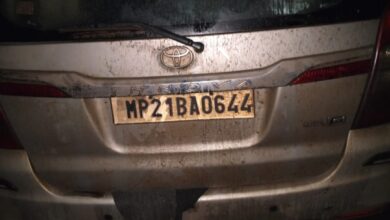 कोतवाली पुलिस ने जब्त की 25 पेटी शराब, उमरियापान से कटनी लाई गई थी शराब, संत नगर में गाड़ी खड़ी कर भागा चालक 8 IMG 20250905 175129