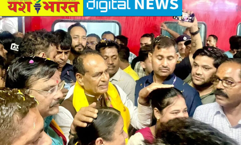 चंद मिनटों में देखने मिली रिश्तों की गर्मजोशी, भोपाल जाते कटनी में रुके केंद्रीय मंत्री शिवराज, मुड़वारा स्टेशन पर कार्यकर्ताओं ने किया स्वागत 1 IMG 20250912 114146