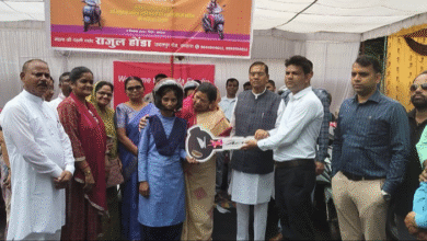 मंत्री एवं सांसद ने कक्षा 12वीं उत्तीर्ण मेधावी विद्यार्थियों को सौंपी चाबी : 164 मेधावी विद्यार्थी हुए लाभांवित 9 Screenshot 20250913 131203.WhatsApp