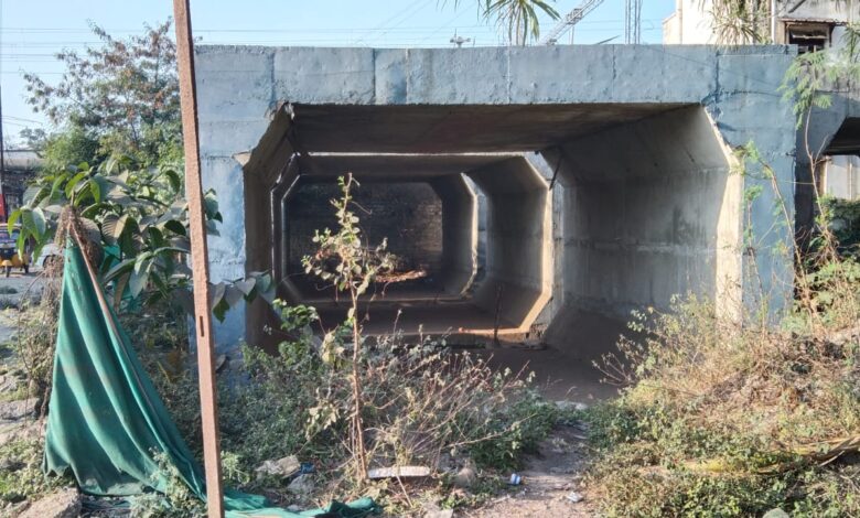 रेलवे का अंडर ब्रिज .काम अधूरा, इंतजार लंबा 1 WhatsApp Image 2025 09 08 at 12.14.18 PM