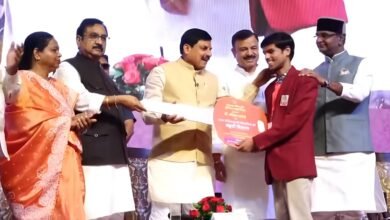 मुख्यमंत्री ने छात्राओं को सौंपी स्कूटी की चाबी, स्वच्छता व स्टायपेंड का उपहार देंग -12वीं के टॉपर्स को स्कूटी 4 WhatsApp Image 2025 09 11 at 12.56.06 PM