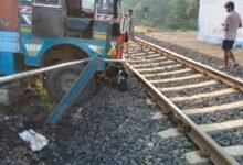 सीमेंट से भरा ट्रक रेलवे फाटक से टकराया. 2 घंटे प्रभावित रहा यातायात 11 WhatsApp Image 2025 09 14 at 2.03.48 PM