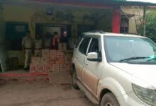 टाटा सफारी से शराब की खेप ले जाते तस्कर पकड़ाया -आरोपी के पास से 3.49 लाख की अंग्रेजी शराब जब्त 11 WhatsApp Image 2025 09 15 at 14.37.33