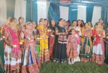 माँ अम्बे की आराधना में महिलाओं ने किया गरबा रास 11 WhatsApp Image 2025 09 27 at 1.28.51 PM