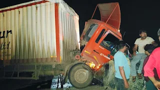 बरेला में भीषण हादसा: नाघा घाटी की ढलान पर चार ट्रकों की टक्कर, लंबा जाम 9 image 2025 09 12T215810.301