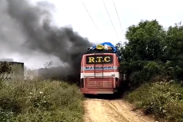 हाईटेंशन लाइन की चपेट में आने से यूपी की बस में लगी आग, दो की मौत 1 014 4