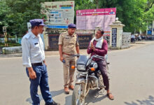 कलेक्ट्रेट में बिना हेलमेट वालों का प्रवेश प्रतिबंधित 10 02 9