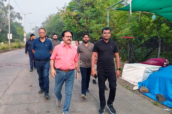 सफाई संरक्षकों की उपस्थिति चेक करने स्वयं तिलहरी पहुंचे निगमायुक्त 3 07 19