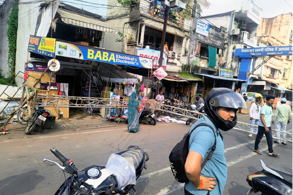 गोराबाजार में बाइक सवार पर गिरा भारी-भरकम ट्रेस,एक गंभीर रूप से घायल 2 07 4