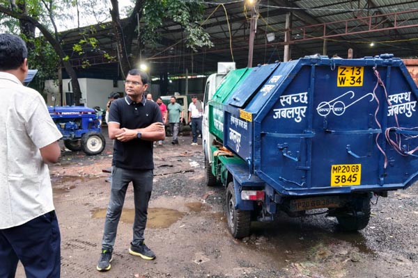 कचरा गाड़ियों की मरम्मत और डेंटिंग पेंटिंग के कार्यो को देखने वर्कशॉप पहुॅंचे निगमायुक्त 2 08 16