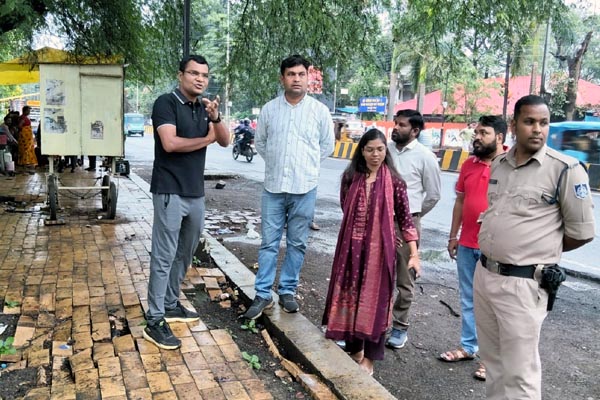 कचरा गाड़ियों की मरम्मत और डेंटिंग पेंटिंग के कार्यो को देखने वर्कशॉप पहुॅंचे निगमायुक्त 3 09 16