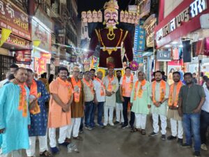 सांसद वीडी शर्मा की मौजूदगी में बारडोली का ऐतिहासिक दशहरा चल समारोह शुरू, सराफा के भंडारे में पहुंचे सांसद, प्रसाद ग्रहण किया 2 IMG 20251001 WA1597