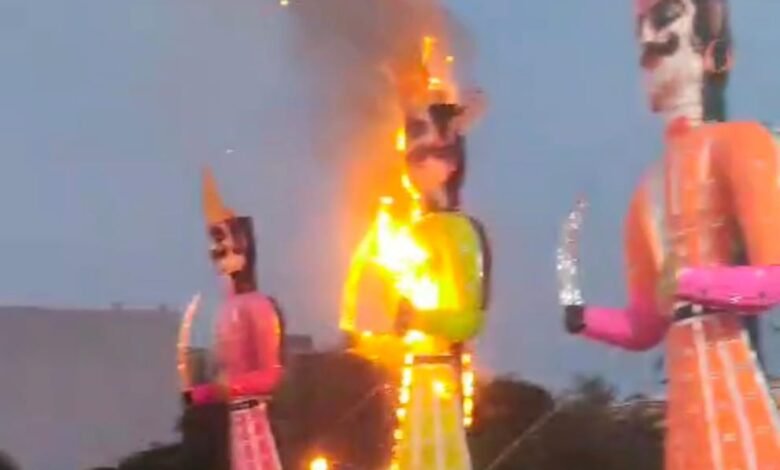 दशहरे से 12 घंटे पहले 'नशे' में धुत युवक-युवती ने फूंका पुतला; बाग मुगालिया में हड़कंप 1 IMG 20251002 WA0002