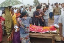 एक्सीडेंट में युवक की मौत : शव रखकर सुकतरा नेशनल हाइवे पर लगाया जाम, नेशलन हाइवे 44 ओवरब्रिज निर्माण की मांग 11 IMG 20251025 WA0502