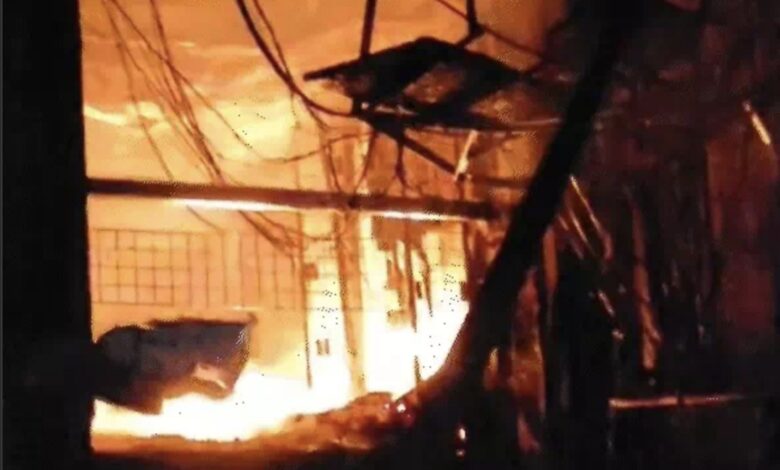 ओमती क्षेत्र में भीषण आग: जनरल स्टोर की तीन मंजिलें जलकर खाक, 50 लाख का नुकसान 1 IMG 20251011 111953