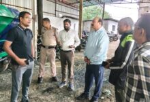 कचरा गाड़ियों की मरम्मत और डेंटिंग पेंटिंग के कार्यो को देखने वर्कशॉप पहुॅंचे निगमायुक्त 10 Untitled 1 copy 14