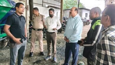 कचरा गाड़ियों की मरम्मत और डेंटिंग पेंटिंग के कार्यो को देखने वर्कशॉप पहुॅंचे निगमायुक्त 8 Untitled 1 copy 14