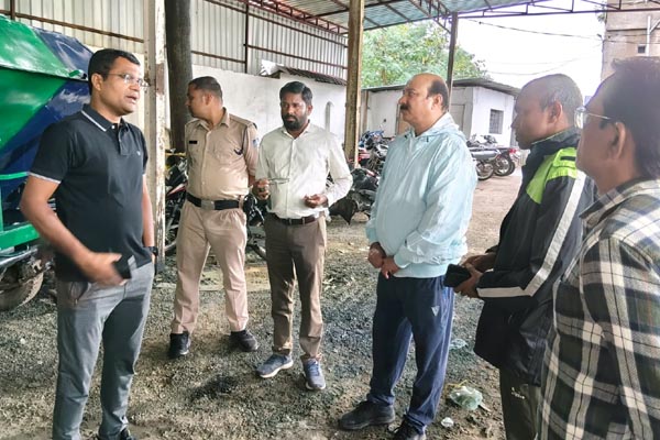 कचरा गाड़ियों की मरम्मत और डेंटिंग पेंटिंग के कार्यो को देखने वर्कशॉप पहुॅंचे निगमायुक्त 1 Untitled 1 copy 14