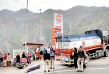 मुंबई से किन्नौर घूमने जा रही महिला की मौत,हिमाचल में टैंकर से टकराई बाइक ,मृतक महिला का पति भी साथ मौजूद 10 Untitled 3 copy