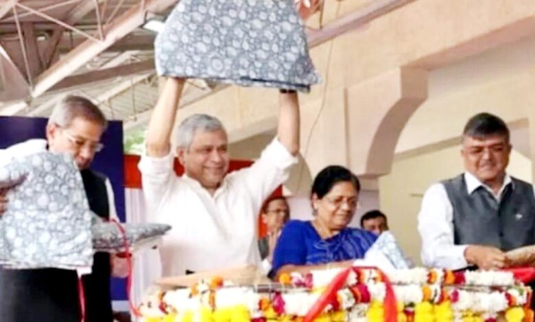 अब ट्रेन में कंबल के साथ मिलेंगे कवर, पहले से ज्यादा आरामदायक होगी अपर बर्थ 1 Untitled 7 copy 3