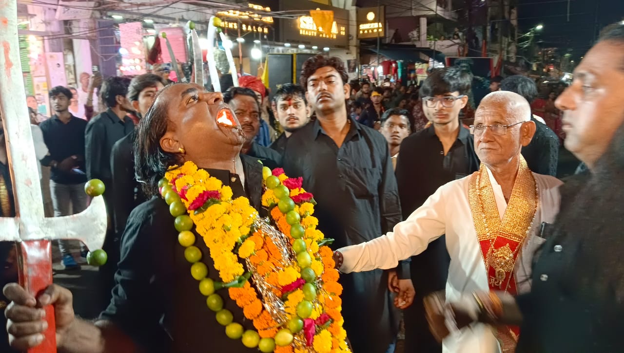 बाना छेदकर निकले बूढ़ी खेरमाई के भक्त 3 WhatsApp Image 2025 10 05 at 21.02.09