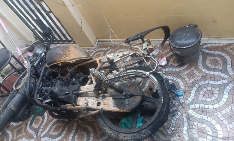 स्मार्टमीटर से भडकी आग में लाखों का नुकसान 1 WhatsApp Image 2025 10 22 at 5.12.18 PM