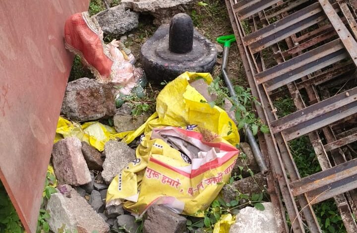 भोपाल रेलवे कॉलोनी में तनाव: 'आधी रात आस्था पर प्रहार'! प्राचीन शिव मंदिर तोड़ा 1 WhatsApp Image 2025 10 26 at 12.15.18