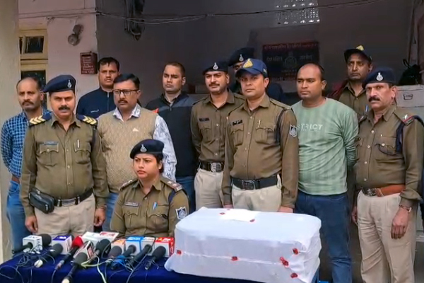 ट्रॉली बैग से 6 किलो गांजा बरामद,एक युवती और नाबालिक गिरफ्तार 1 010 4