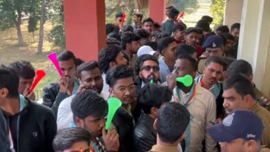 रानी दुर्गावती विश्वविद्यालय में कार्यपरिषद बैठक के दौरान हंगामा,पुंगी बजाते हुए पहुंचे NSUI कार्यकर्ता 7 011 6