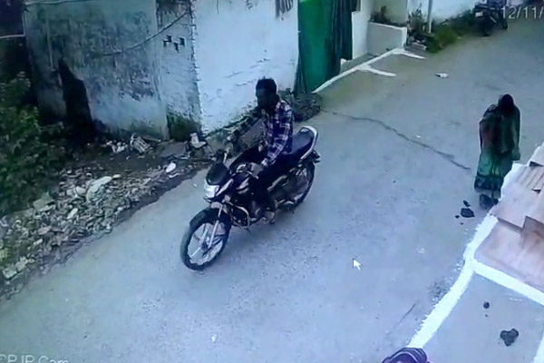 गौर पुलिस चौकी के सामने से बाइक हुई चोरी,वारदात का सीसीटीवी फुटेज आया सामने 1 02 35