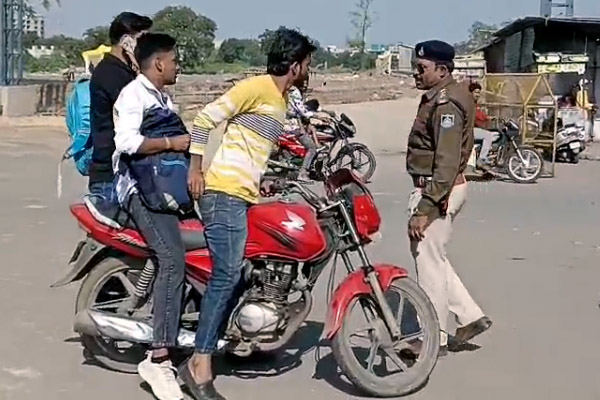 अब पीछे बैठने वालों के लिए भी जरूरी हेलमेट 1 03 12
