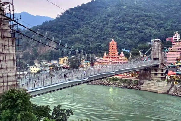 ऋषिकेश में पूरी हुई ‘बजरंग सेतु’ की भव्य तैयारियाँ, जानें कब पार कर पाएंगे आप ये कांच का नया पुल? 1 03 17