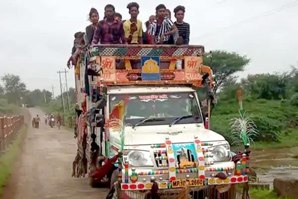 मटर तुड़ाई के लिए बाहर से आ रहे मजदूरों की सुरक्षा पर आरटीओ सख्त 1 03 32