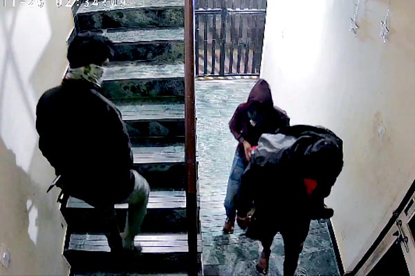 सूने घर में चोरों ने किया हाथ साफ 2 06 17