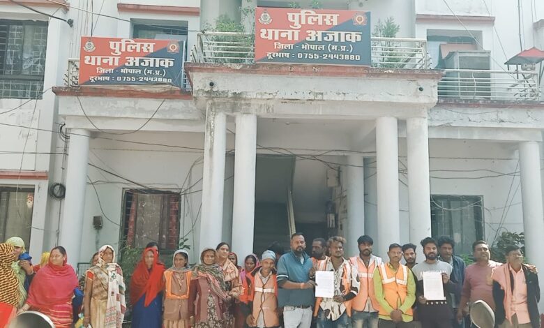 चालान काटा तो भड़का दुकानदार का भाई, निगम सुपरवाइजर से की जातिसूचक गाली-गलौज 1 45d762ef af62 46f0 9f57 05119a11dc51