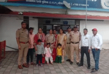 ऑटो में चढ़कर चली गई मां, 5 साल का बेटा प्लेटफार्म पर अकेला रोता मिला; भोपाल जीआरपी ने परिवार से मिलाया 11 GRP