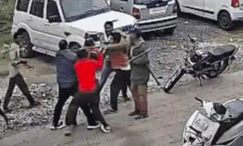 भोपाल: सफाई को लेकर विवाद, नगर निगम के दरोगा को चप्पल से पीटा 1 IMG 20251101 WA0028