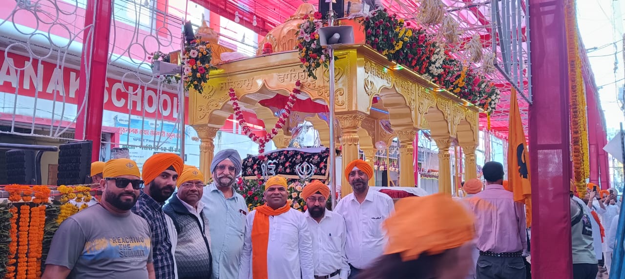 प्रकाश पर्व : नगर संकीर्तन यात्रा में पंज प्यारों ने दिया धर्म की रक्षा और सद्भाव का संदेश, भव्य शोभायात्रा में जगह जगह पुष्पवर्षा, हीरागंज में विधायक संदीप जायसवाल ने किया स्वागत 6 IMG 20251103 WA0801