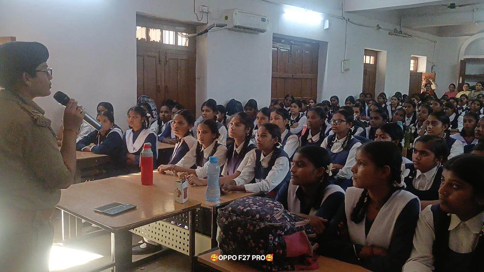 मुस्कान विशेष अभियान : 200 छात्राओं को केसीएस स्कूल में पढ़ाया गया सुरक्षा का पाठ, महिला पुलिस ने अभियान चलाकर किया जागरूक 3 IMG 20251103 WA0887