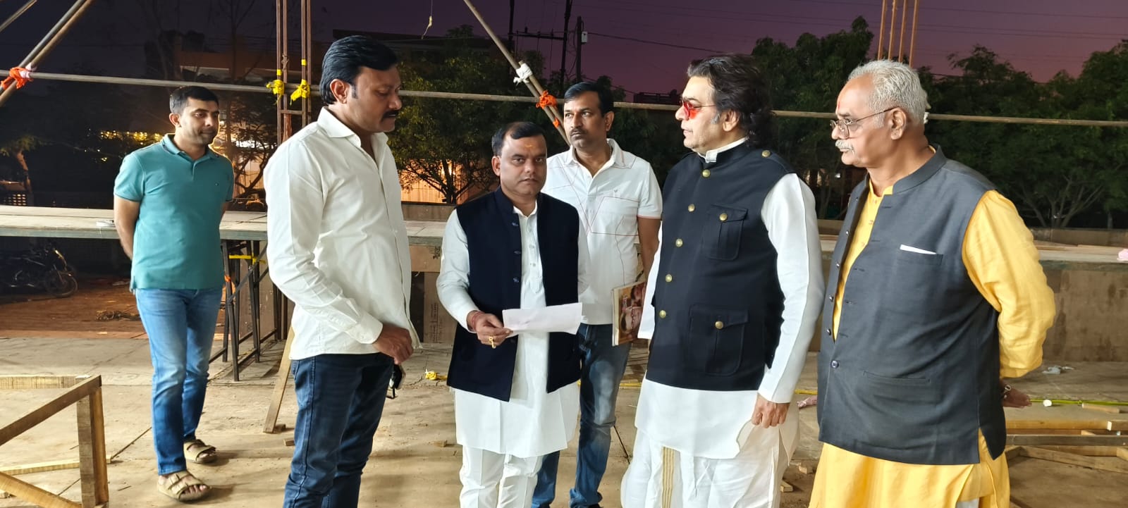 अभिनेता आशुतोष राणा कटनी पहुंचे, पूज्य गुरुदेव दद्दा जी की समाधि स्थल पर किए दर्शन 3 IMG 20251106 WA0979